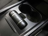 電動式パーキングブレーキを採用しており、指先で簡単に操作できます。ほとんど力を必要とせず、着実にブレーキをかけることができるため、従来型のブレーキに比べて安全性が向上しています。