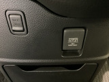 アクセサリーソケットはUSBのアダプターなどをつければ、スマホの充電にも使えます。周辺には物が置けるボックスがついています。