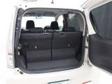 横開き式バックドアなら小さな手荷物なら、バックドアを全開にしなくても出し入れが可能。車両後方に余裕のない場所で役立ちます。