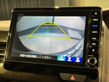 リバースギアに入れるだけで後方の表示へ切り替わります。夜間や雨の日の駐車も楽になりますよ。