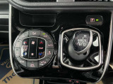 運転席と助手席で別々に温度設定が可能!同乗者も快適に過ごせる「デュアルオートエアコン」を装備。それぞれの好みの温度でドライブを楽しめます