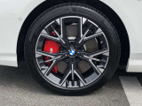BMW純正18インチホイール。洗練されたデザインで、足元の個性を引き立てます。