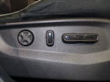 【パワーシート】メモリー機能付きパワーシート装備車です。電動でシートが動きます、高級感がありとても便利な機能です!