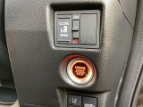 左側電動スライドドアは運転席からでも操作ができるように、ハンドル付近に開閉の操作スイッチが付いています。