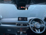 フロントピラーの位置を従来よりも後方にレイアウト。運転席からの視界の広がりを向上。車両の周囲の状況を、いち早く知ることで、安全に運行できます。