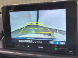 リバースギアに入れるだけで後方の表示へ切り替わります。夜間や雨の日の駐車も楽になりますよ。