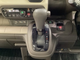CVT車のセレクトレバーです。低速から高速まで、変速ショックのないスムーズな走りを実現するとともに、エンジン効率のよい領域を維持することで燃費にも貢献します。
