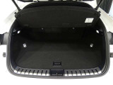 広く開口部の大きいラッゲージルームは、荷物の出し入れも楽です。トノカバーがあるのでプライバシーも守られますね。