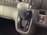 インパネシフトを採用しているので、前席の足元も広々としています。運転席と助手席の行き来もスムーズです!