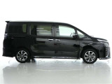 両側パワースライドドア付きだから、狭い駐車スペースなどでの 乗り降りラクラク!小さなお子さまのいるご家庭には嬉しい装備。