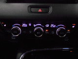 オートエアコンは左右席で独立温度コントロールが可能です。シートヒーター付きで、冷えた車内でもスイッチを押せば数秒でシートがあたたかくなります。
