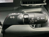 【オートライト】車のセンサーが周囲の明るさを感知し、自動でヘッドライトを点灯・消灯する機能です。この機能は夕暮れ時の交通事故が多い時間帯の安全性を高めてくれます。