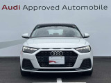 シングルフレームグリルはAudiの象徴的なデザイン要素であり、一目でAudiとわかるスタイル、大きくて迫力のある形状が車のスポーティな印象を強調しており、魅力的なデザインとなっています。