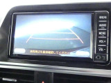 バックガイドモニター付き。車両後方の映像をナビ画面に表示し、駐車などの後退操作をサポートします。