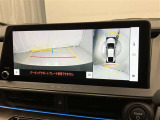 車庫入れなど後進運転時に死角をモニターで確認ができて安全です♪ ステアリング操作の参考になるガイド線も表示しますので車庫入れがニガテな方も安心ですネ!