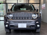 丸目のヘッドライトにJeep伝統セブンスロットグリルのフロントマスク。ライトは視認性の良いLEDヘッドライトです。