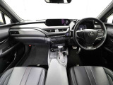 上質で落ち着いた印象のインパネ。視界も広々で運転しやすいです。