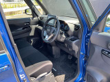快適に運転できるドライブポジション!40mmも調整できる運転席シートリフターとシートスライドで、無理のない運転姿勢がとれます