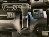 CVT車のセレクトレバーです。低速から高速まで、変速ショックのないスムーズな走りを実現するとともに、エンジン効率のよい領域を維持することで燃費にも貢献します。