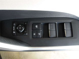 パワーウィンドウスイッチで運転席から全席の窓の開閉ができます。