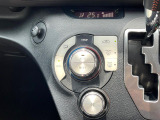 【オートエアコン】一度お好みの温度に設定すれば、車内の温度を検知し風量や温度を自動で調整。暑い&hellip;寒い&hellip;と何度もスイッチ操作をする必要はありません。快適な車内空間には必須の機能ですね♪