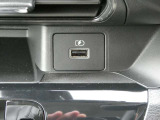 USBソケット 走行中にスマートフォンやタブレット端末を充電することができます。
