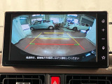 【バックカメラ】 駐車時に車両後方の様子を見ることができるので、運転の不安を軽くします。