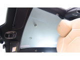 パノラミック・ガラスルーフ装着車両。車内全体に開放感を提供し、後部座席の人も美しい景色を楽しめます。