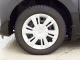 【ホイールカバー】純正なので車に似合うデザインになっていますね。スタッドレスタイヤもご相談下さい。