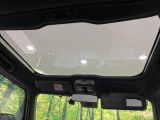 【ガラスルーフ】ガラスルーフ搭載で車内の解放感が一気にアップ!開放的なドライブをお楽しみいただけます。