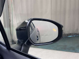 ブラインドスポットモニターはドアミラーの死角領域に入った車両の存在に加え、急接近してくれる車両も検知します。車両を検知するとドラミラーに搭載されたLEDインジケーターが点灯します。