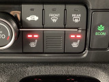 運転席と助手席にはシートヒーターが付いています☆寒い時期に腰周りを温めてくれるので体全体が温まりやすいのは勿論、暖房と違い顔に風が当たらないので、乾燥肌やドライアイの方でも大丈夫☆