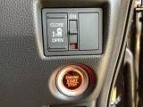 左側電動スライドドアは運転席からでも操作ができるように、ハンドル付近に開閉の操作スイッチが付いています。