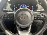 運転中に便利なステアリングスイッチ。前方車両との車間距離を維持しながら追従するレーダークルーズコントロール付き。
