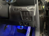 両側パワースライドドアを採用しており、運転席から簡単に開閉操作が可能です。駐車場や狭い場所でも扱いやすく、乗車時・降車時の負担を軽減します。