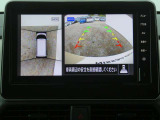 全周囲カメラで、クルマを上空から見下ろしているかのような映像を映し出します。周囲の状況がひと目でわかります!