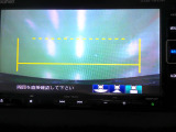 バックカメラの画像です。ガイドラインがスムースな車庫入れをサポートいたします。車庫入れの安心感がアップしますね。