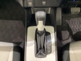 「e:HEV」搭載車です。日常シーンのほとんどをモーターで走行し、高速クルージングなどモーターよりもエンジンの方が効率が良い領域はエンジンで走行、あらゆる領域で優れた燃費走行を実現します。
