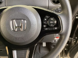 ハンドルにHondaセンシング系のクルーズコントロールやレーンキープアシストなどのスイッチと、オーディオの操作スイッチが装備されています。ハンドルから手を離さず安全に操作できます。