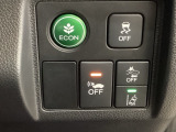 Hondaセンシング用の、VSA(ABS+TCS+横滑り抑制)解除と路外逸脱抑制機能のオンオフスイッチなどはハンドルの右側に装備しています。燃費に役立つECONボタンもここです。