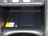 ワイヤレス充電機能で接続の手間いらず。スマートフォンなどをワイヤレスで充電可能です。