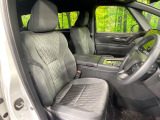 運転席まわりには十分なスペースがあり、大柄な方でもゆったり運転していただける環境です。