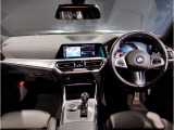 BMWの運転席はドライバーオリエンテッドという構造を採用。ドライバー目線の操作がしやすい設計になっており、ドライブ中にも目線の移動が少なく運転中にも簡単に操作ができます。
