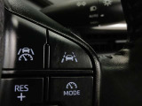 レーンキープコントロール搭載:車線の中央付近を安定して走行するよう車線から外れそうになった時に警告を出したり、ステアリングを調整して車線内に戻す装備です