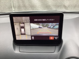 狭い場所での駐車やすれ違いなどでより的確な運転操作に役立つ360&deg;ビューモニターが装備されています。