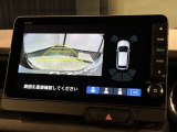 リバースギアに入れるだけで後方の表示へ切り替わります。夜間や雨の日の駐車も楽になりますよ。