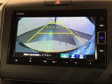 リバースギアに入れるだけで後方の表示へ切り替わります。夜間や雨の日の駐車も楽になりますよ。