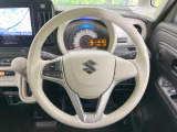 インテリアに合わせたデザインのステアリングは、運転される方のことも考え、運転しやすい形状、大きさです。是非一度、実際に触ってお確かめください。