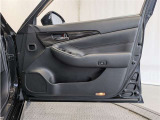 運転席ドア内張はご覧の通り。ドアポケットの収納もバッチリです