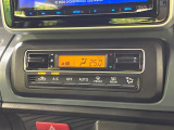 【オートエアコン】一度お好みの温度に設定すれば、車内の温度を検知し風量や温度を自動で調整。暑い&hellip;寒い&hellip;と何度もスイッチ操作をする必要はありません。快適な車内空間には必須の機能ですね♪